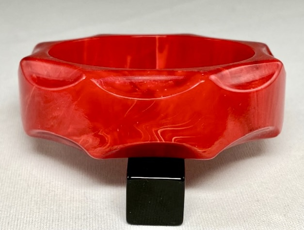 BB286 scallop edge chunky marbled red bakelite bangle